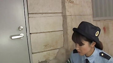 警官协助用玩具操弄她的阴户